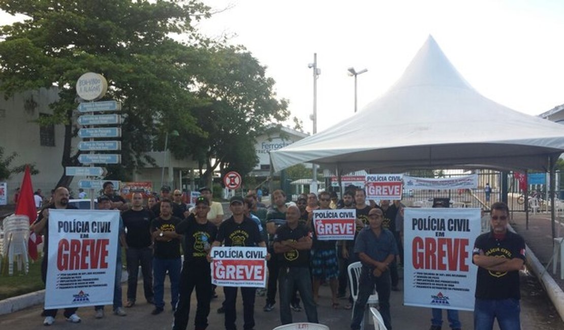 Policiais civis em greve bloqueiam entrada do Porto de Maceió