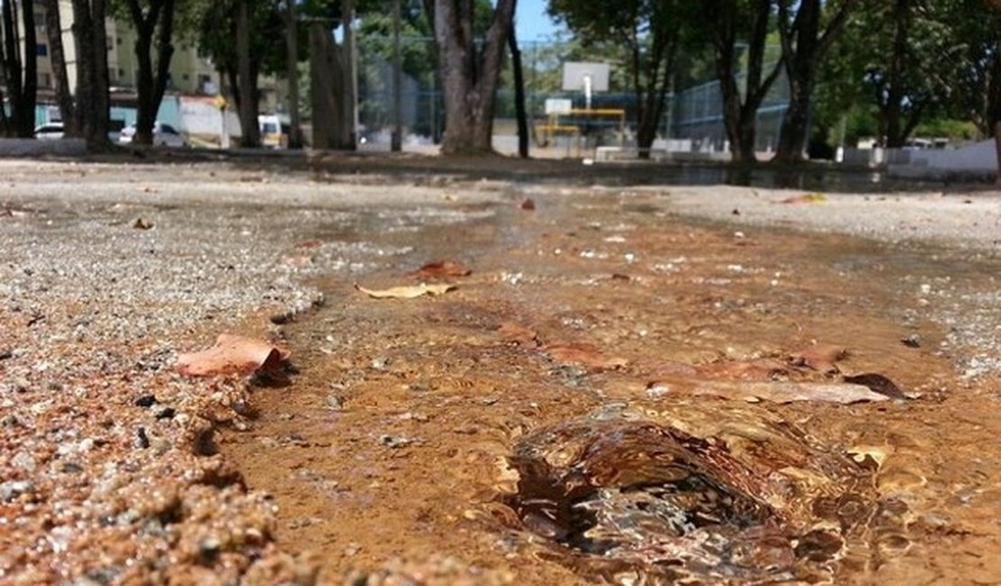 Alagoas perde 45% da água tratada com vazamentos e ligações clandestinas, diz levantamento