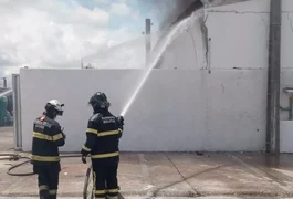 Escola abandonada é atingida por incêndio em Arapiraca