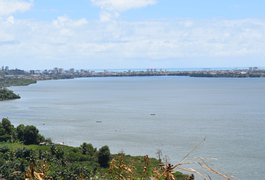 Corpo de homem com várias perfurações é encontrado boiando em lagoa