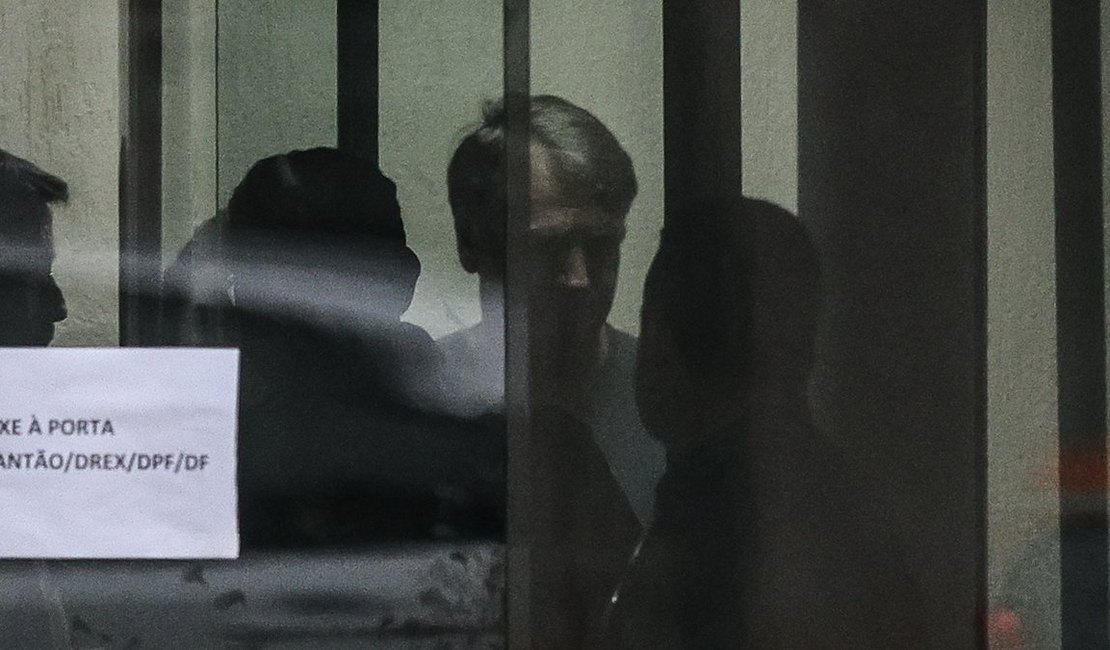 Bolsonaro passa por novo procedimento contra soluços e deve permanecer no hospital até o ano novo