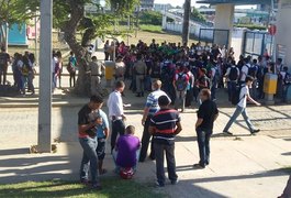 Estudantes protestam para cobrar transporte em Maceió