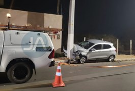 Condutora perde controle de veículo após ser fechada e colide com poste no bairro Cavaco, em Arapiraca