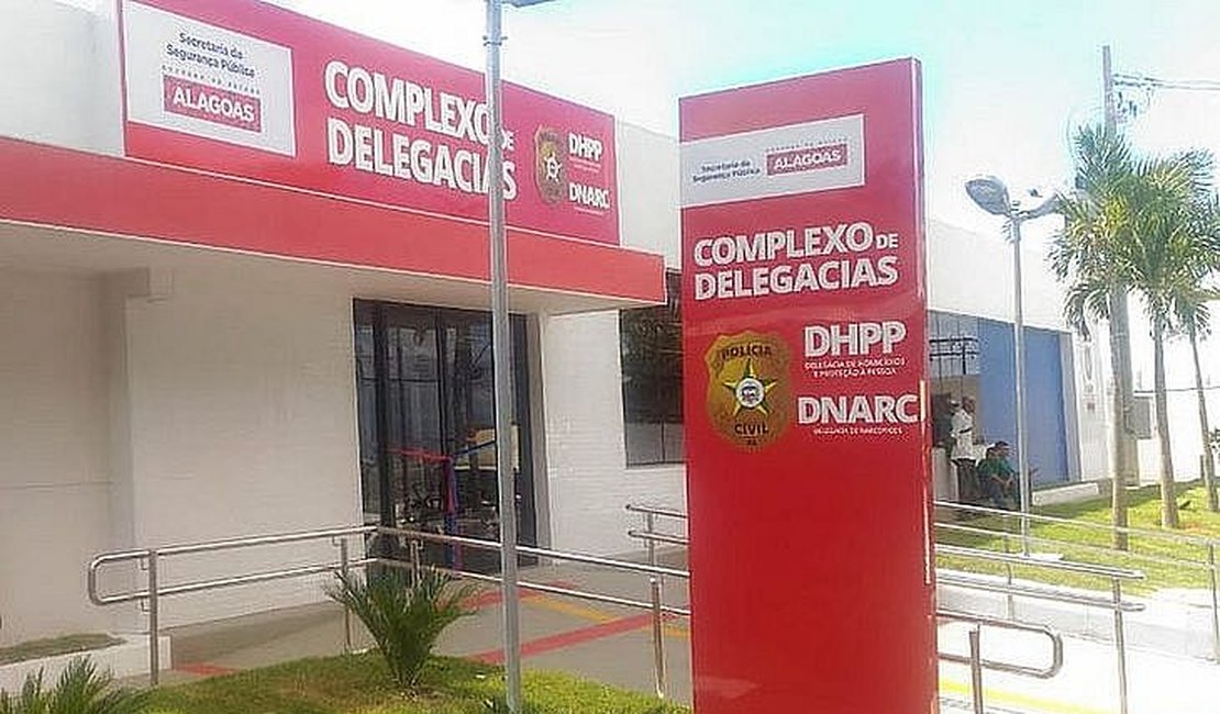 Jovem suspeito de matar e roubar cabeleireiro dentro de salão é preso, em Alagoas