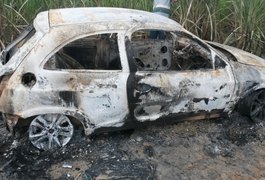 Carro roubado no Povoado Perucaba é encontrado totalmente incendiado