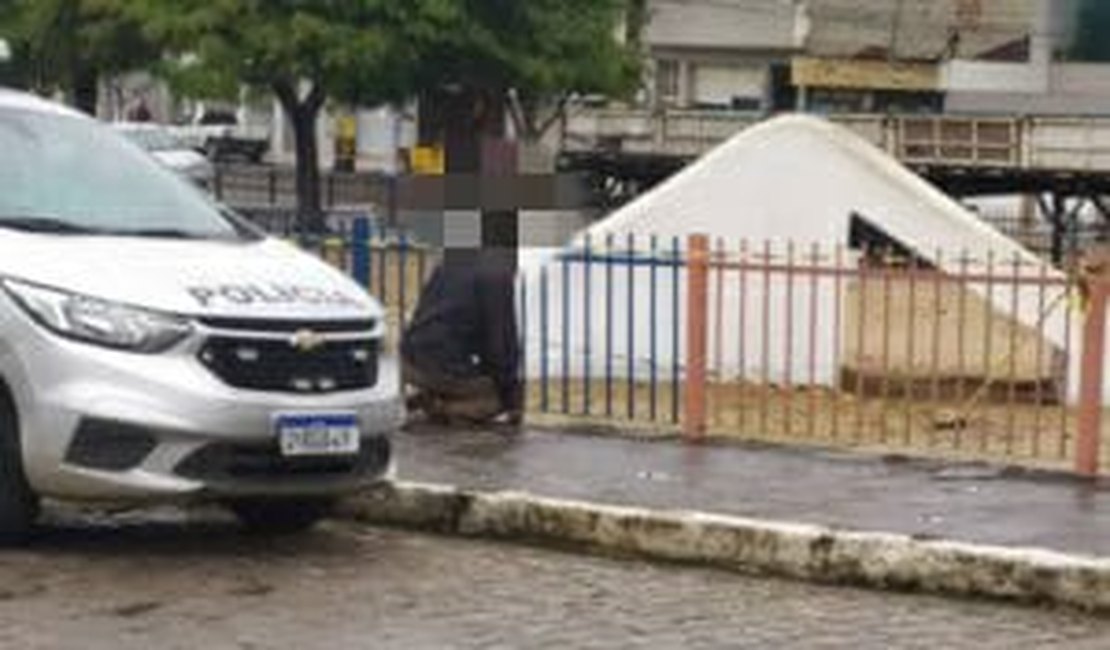 Com a cabeça enfiada em grade, morador de rua é encontrado morto em PE
