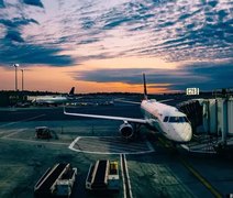 Piloto ameaça cancelar voo após passageiros receberem nudes no celular