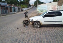 Colisão entre carro e moto deixa condutor ferido no bairro Canafístula, em Arapiraca