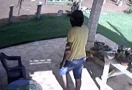 VÍDEO: Ladrão com rosto coberto invade chácara em Arapiraca e furta TVs e outros pertences
