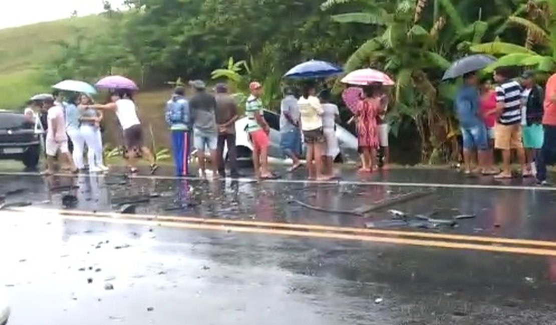 Cinco pessoas ficam feridas após acidente entre Atalaia e Maribondo