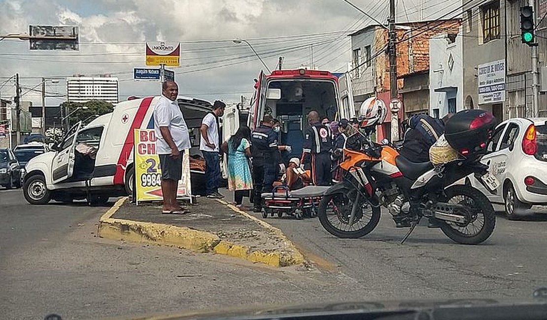 Colisão entre veículo por aplicativo e ambulância de Cacimbinhas deixa feridos em Maceió