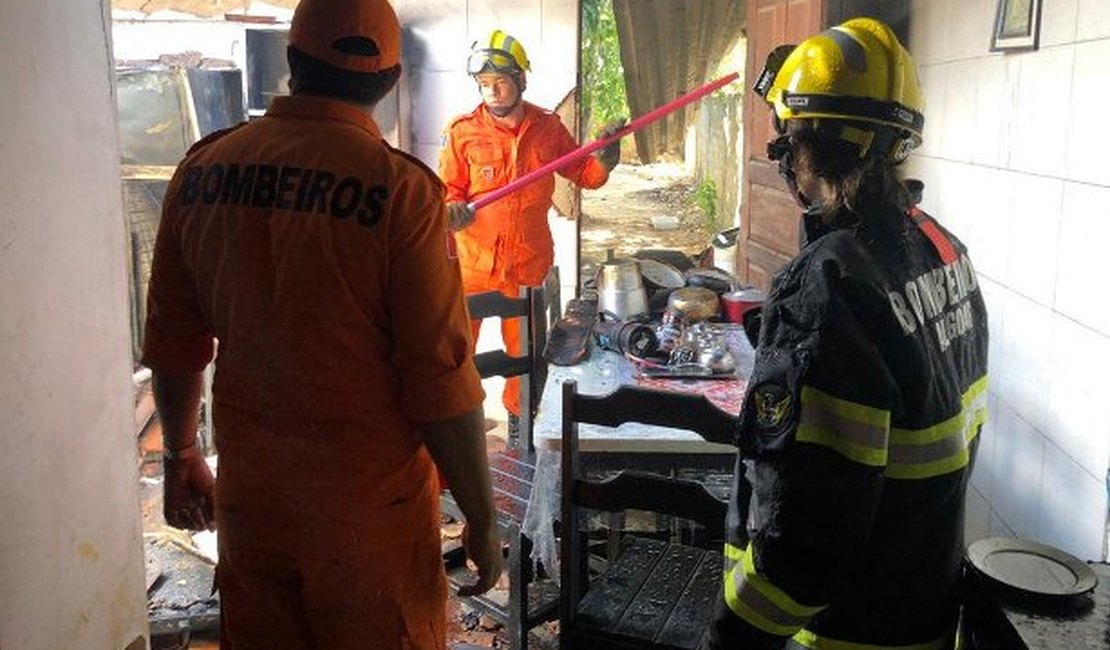 Cozinha de residência fica destruída após incêndio em Penedo