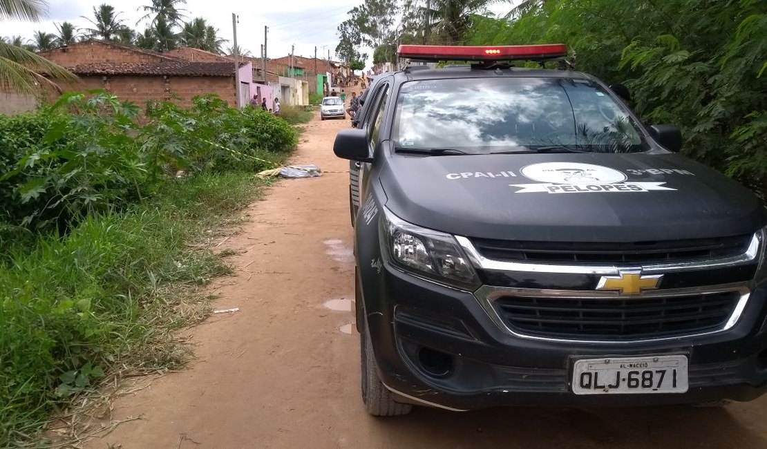 Homem é assassinado a tiros na frente de casa no bairro Canafistula, em Arapiraca