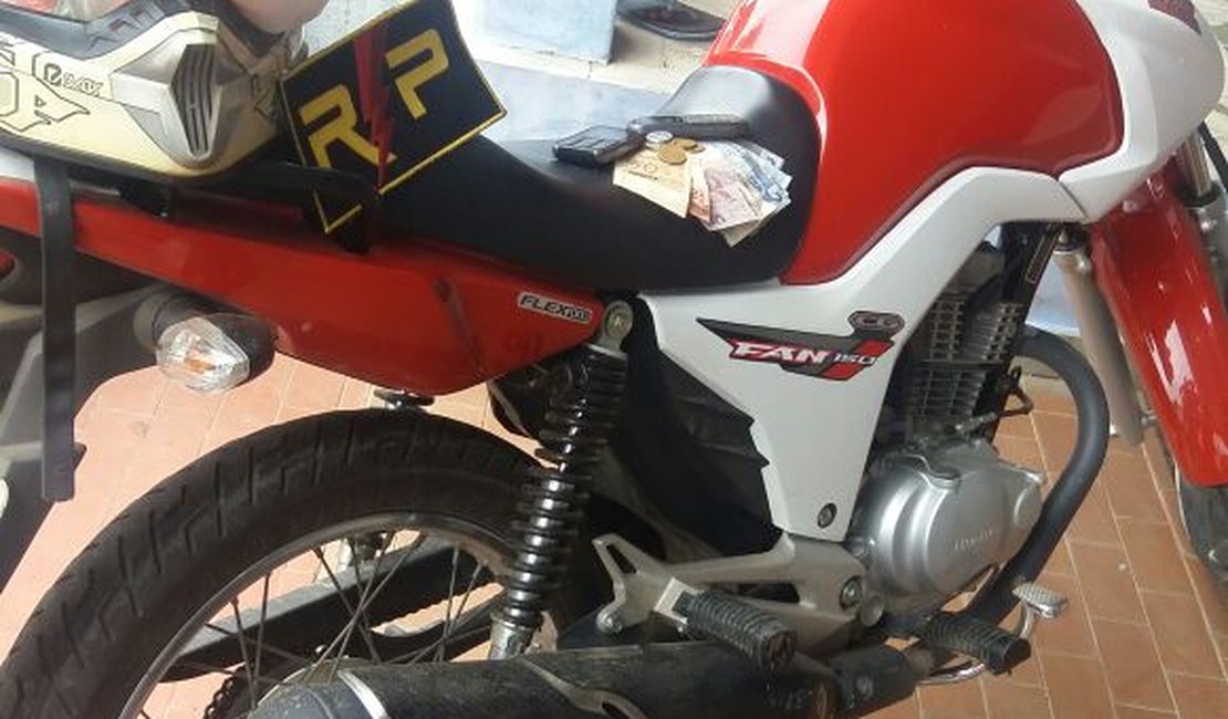 Em rondas, PM recupera moto roubada, celulares e dinheiro em Arapiraca