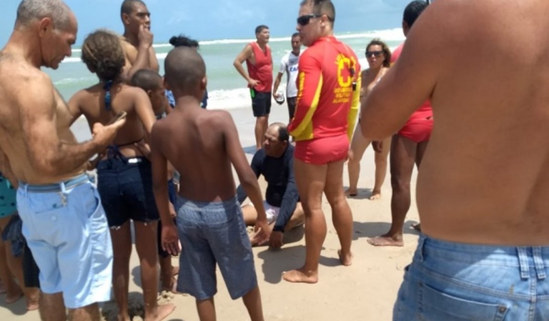 Bombeiros resgatam pai e filhos que se afogavam na Praia do Sobral
