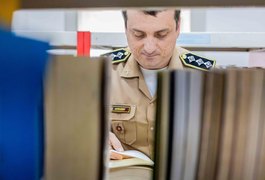 Entre a farda e os versos, policial alagoano transforma a própria vida em poesia