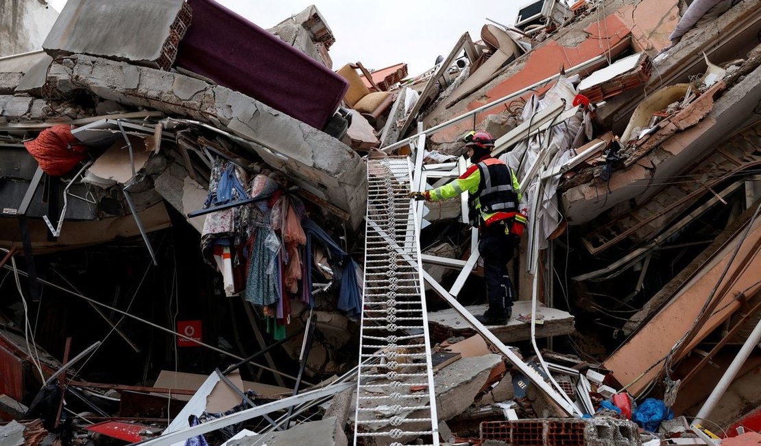 Turquia e Síria: número de mortos em terremoto passa de 7,8 mil