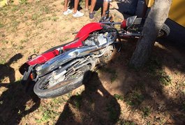 Acidente entre ônibus escolar e motocicleta deixa idoso morto em Água Branca