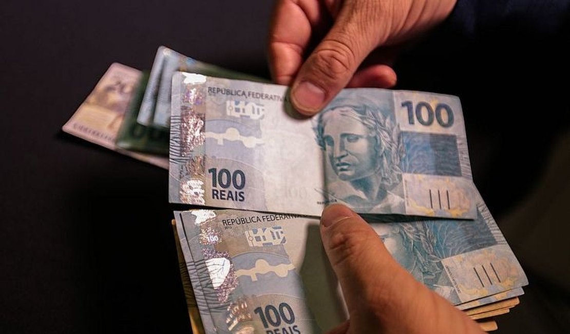 Bolsonaro anuncia aumento do salário mínimo e novo valor passa a valer a partir de janeiro