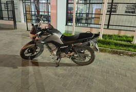 Companhia de Choque aborda condutor com moto roubada no Clima Bom