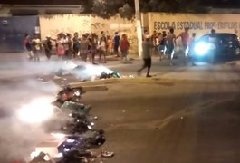 Moradores bloqueiam via em protesto contra ação da polícia em Maceió