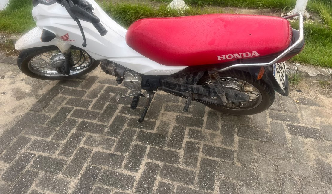 Entregador de farmácia é preso com motocicleta roubada no bairro Gama Lins, em Maceió