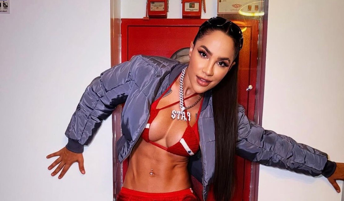 Michele Andrade se surpreende ao encontrar fã vestida igual a ela durante show no Pará e a presenteia com biquini