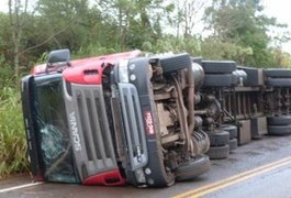 Tombamento de caminhão deixa vítima presa às ferragens na BR-101, em Messias