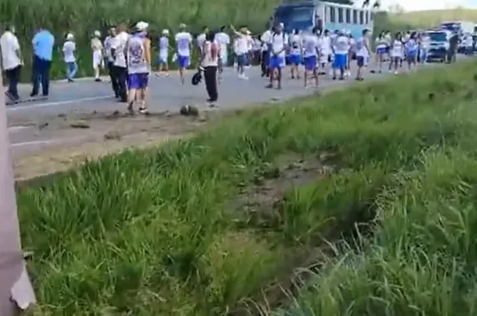 Ônibus com torcedores do Bahia tomba a caminho do jogo contra o Sport, ﻿na BR-101 em Pernambuco