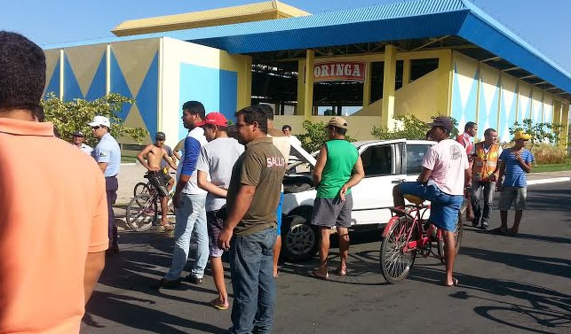 Em alta velocidade, motorista provoca acidente e capota o carro no Parque Ceci Cunha