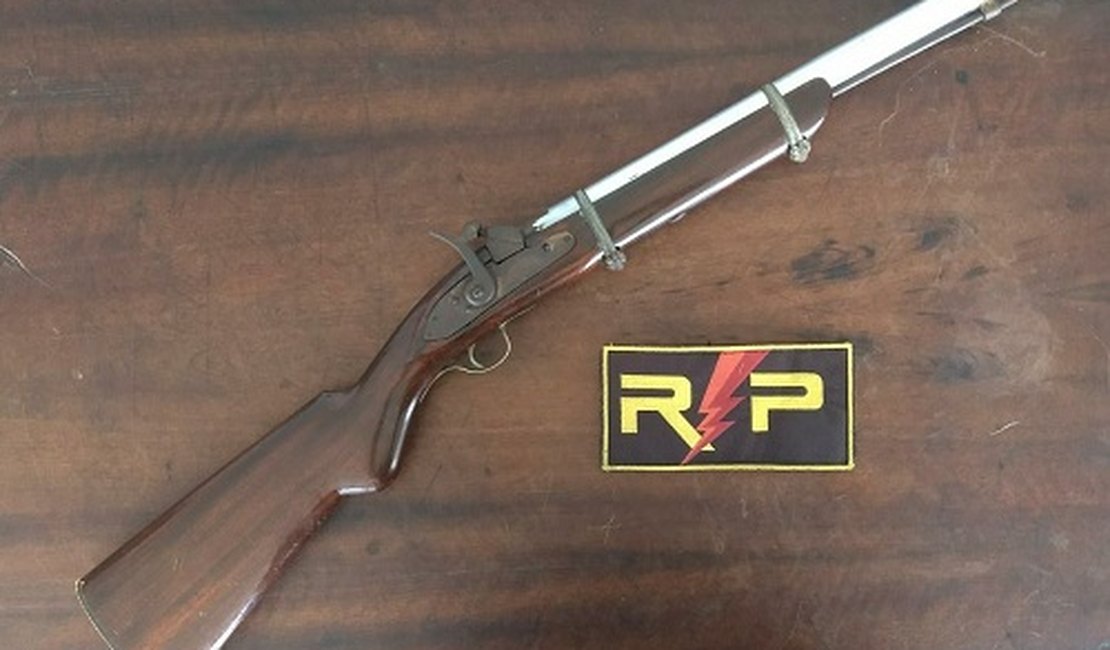 Polícia Militar apreende espingarda e prende suspeito no bairro Massaranduba