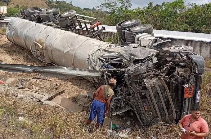 Motorista perde controle e capota caminhão tanque em rodovia alagoana