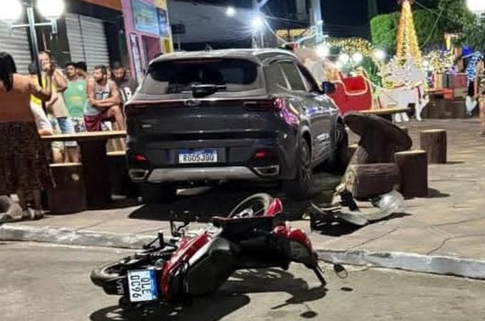 Condutor supostamente embriagado invade calçadão com carro e deixa moto destruída, em Feira Grande