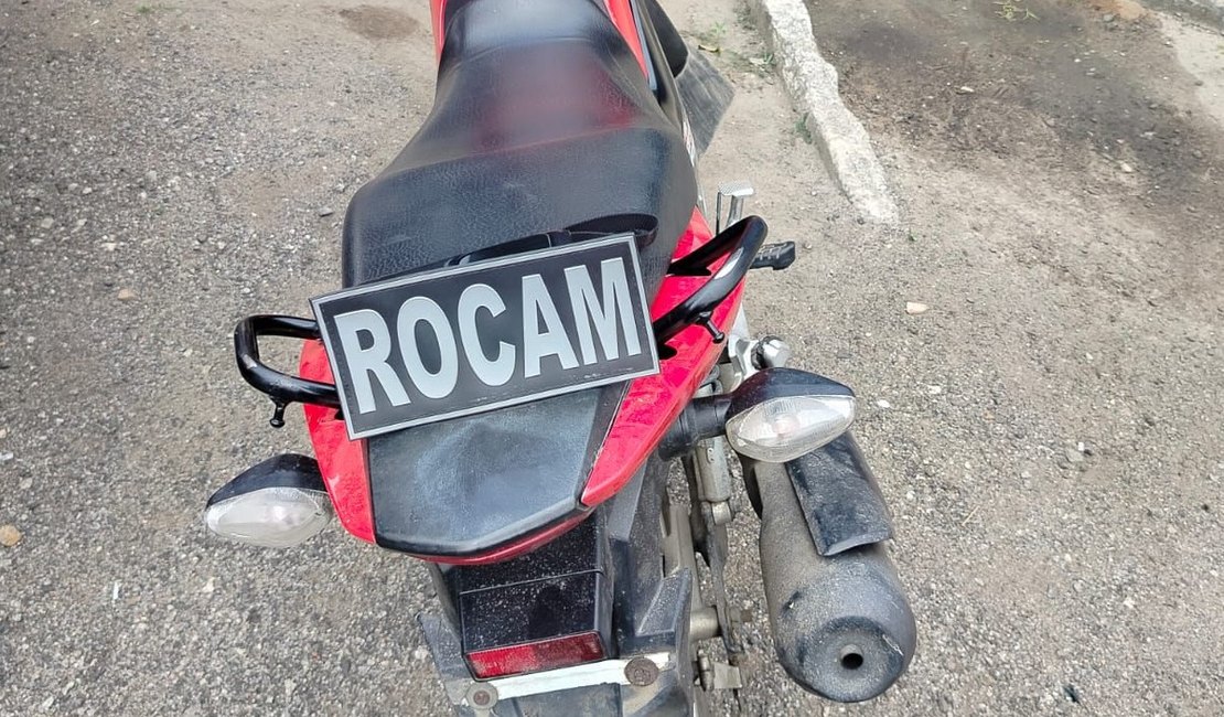 ROCAM recupera motocicleta com registro de roubo durante patrulhamento em Arapiraca