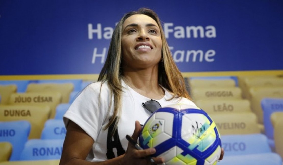 Marta não se recupera totalmente e está fora da estreia do Brasil na França