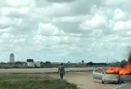 Carro pega fogo em trecho da BR-101, em São Sebastião; veja o vídeo