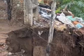 VÍDEO: Solo cede e poste fica com base exposta em rua no bairro Primavera, em Arapiraca