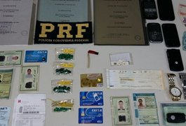 PRF de Alagoas prende dupla com pedras preciosas em Pernambuco