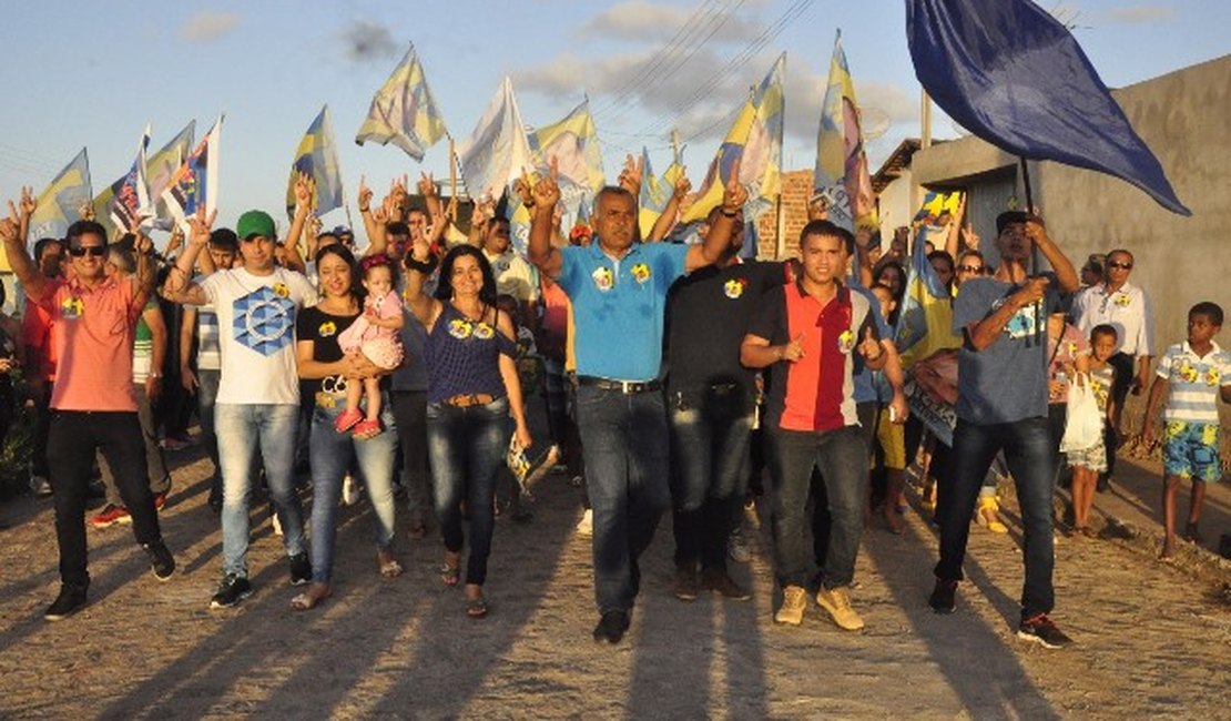 Tarcizo Freire realiza grande caminhada no Conjunto Brisa do Lago