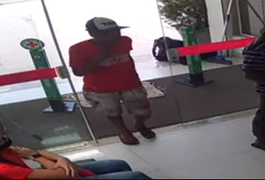 VÍDEO. Criminosos invadem loja de noivas e roubam dinheiro e pertences no Centro de Arapiraca