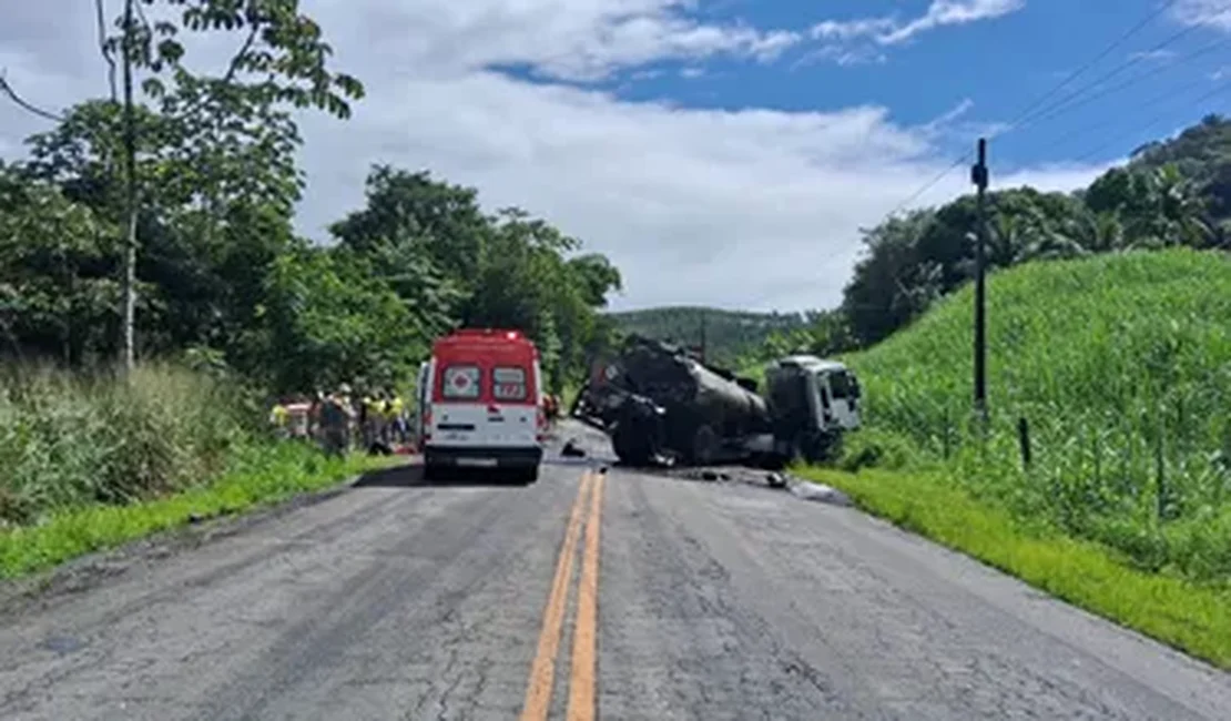 Acidente envolvendo quatro veículos deixa feridos e interdita trecho da AL-424 entre Cajueiro e Viçosa