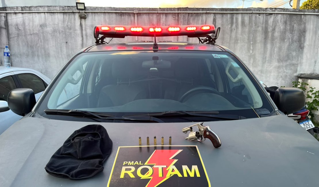 Batalhão de Rotam prende homem com arma de fogo no bairro Santa Lúcia, em Maceió
