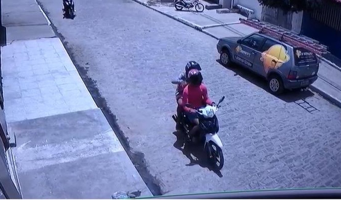 Vídeo mostra criminosos ameaçando e assaltando vítima, em Arapiraca