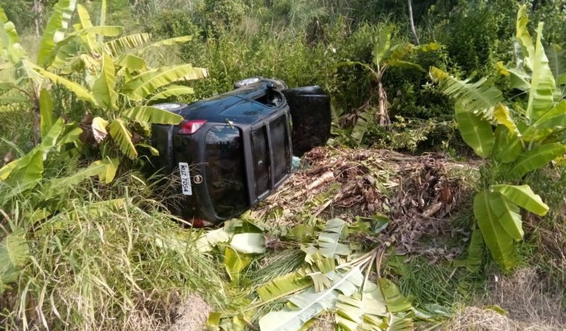 Capotamento deixa três feridos em trecho da BR-316, no interior de Alagoas