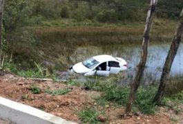 Veículo sai da pista, cai em açude e condutora sai ilesa em Lagoa da Canoa