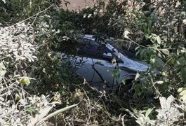 Carro cai em ribanceira e três pessoas ficam feridas
