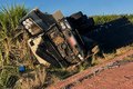 Motorista fica ferido após carreta com vasilhames vazios tombar em São Miguel dos Campos