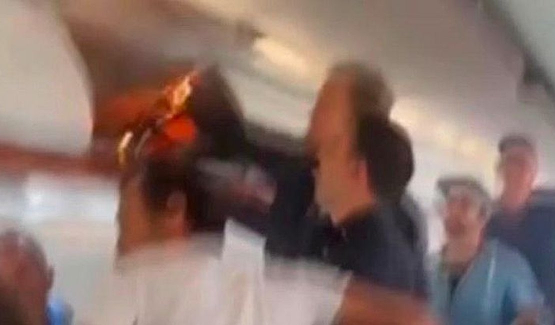 Cigarro eletrônico explode em avião e incêndio deixa passageiros em pânico