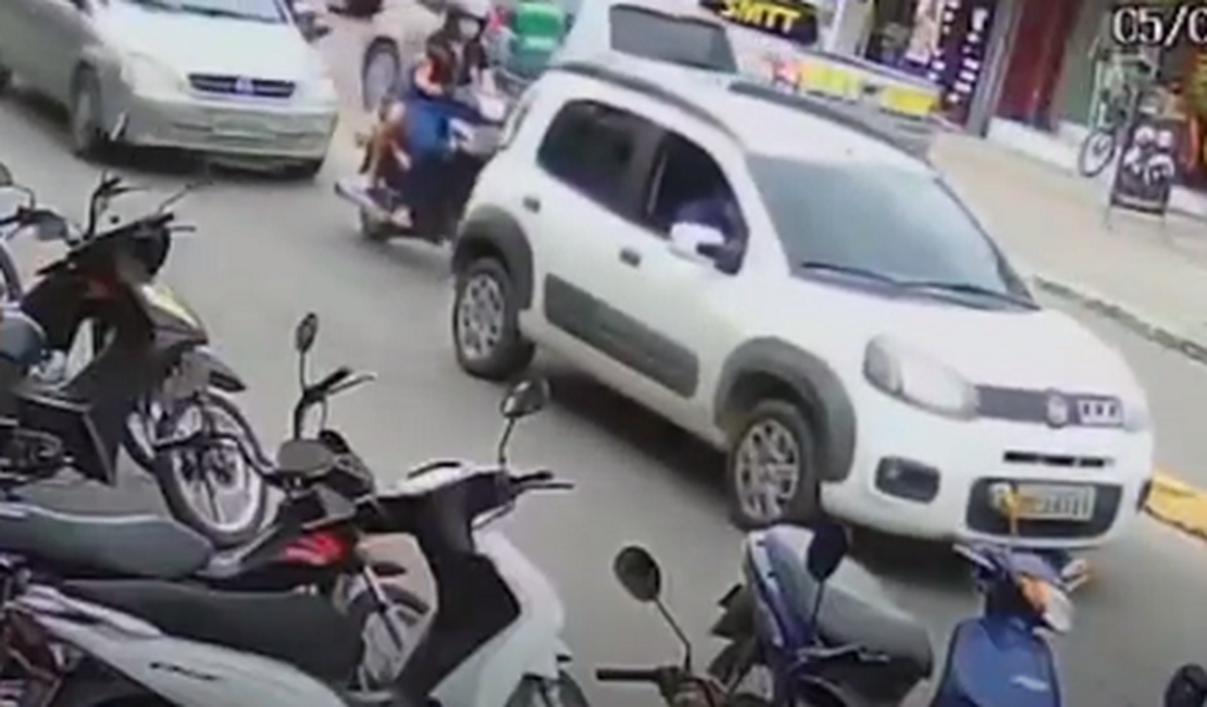 VÍDEO. Atingidas por trás, ocupantes de moto são arremessadas em via pública no Sertão