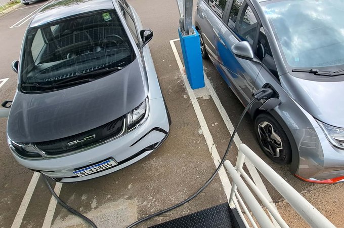 Em falta: busca por carros elétricos dispara e espera chega a 4 meses